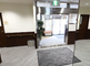 明るいエントランスと案内掲示板