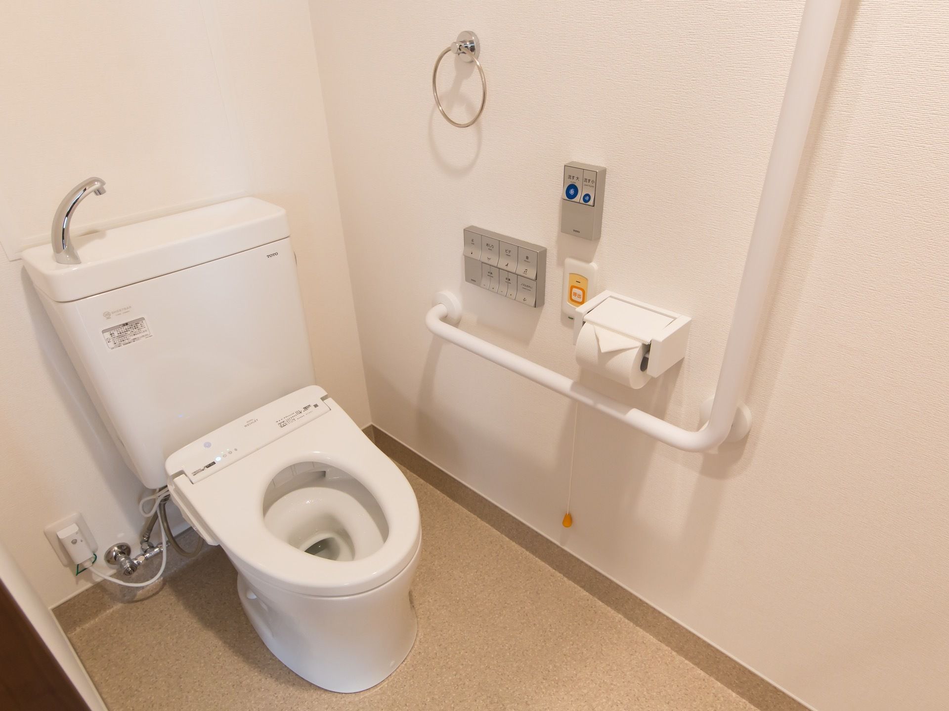 温水洗浄便座が備え付けられた個室トイレが設けられている。タオル掛けが設置されており、余分なゴミもなく綺麗に清掃されている。