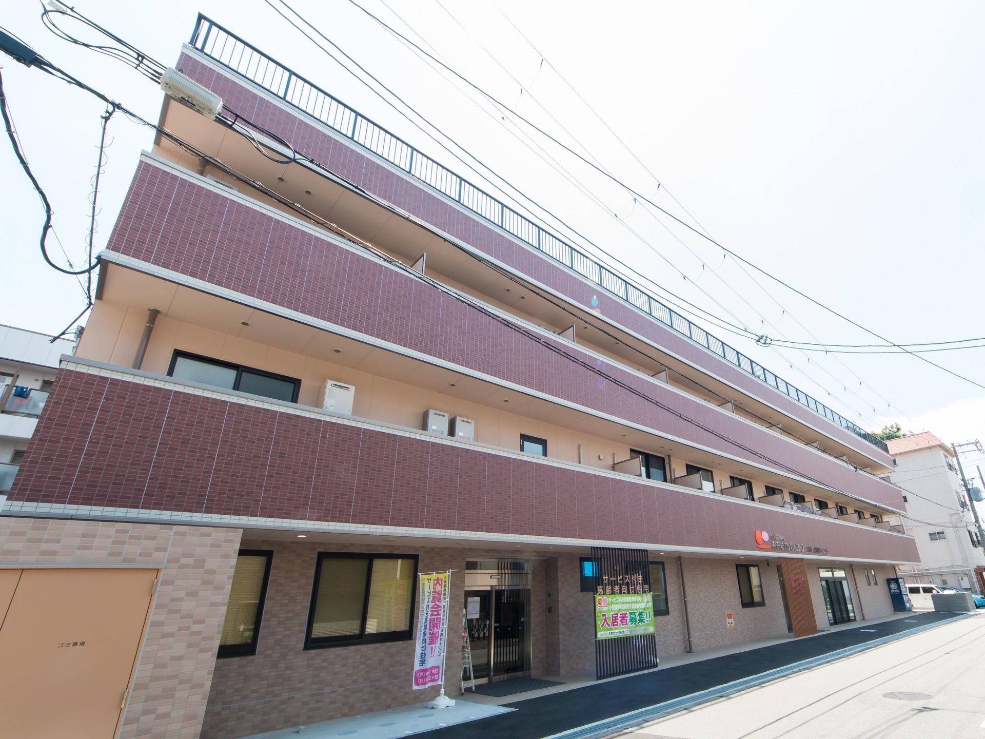３階建ての大きな建物になっている。駅が近く、都心で落ち着いた住宅街に立地しているので、お出かけの際にも便利である。