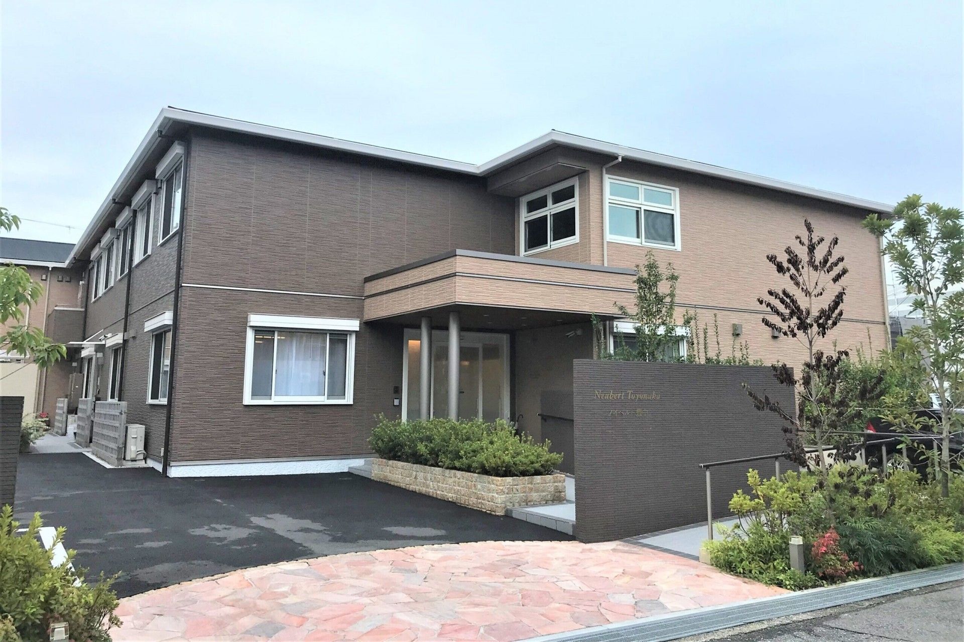 緑に囲まれた建物の外観