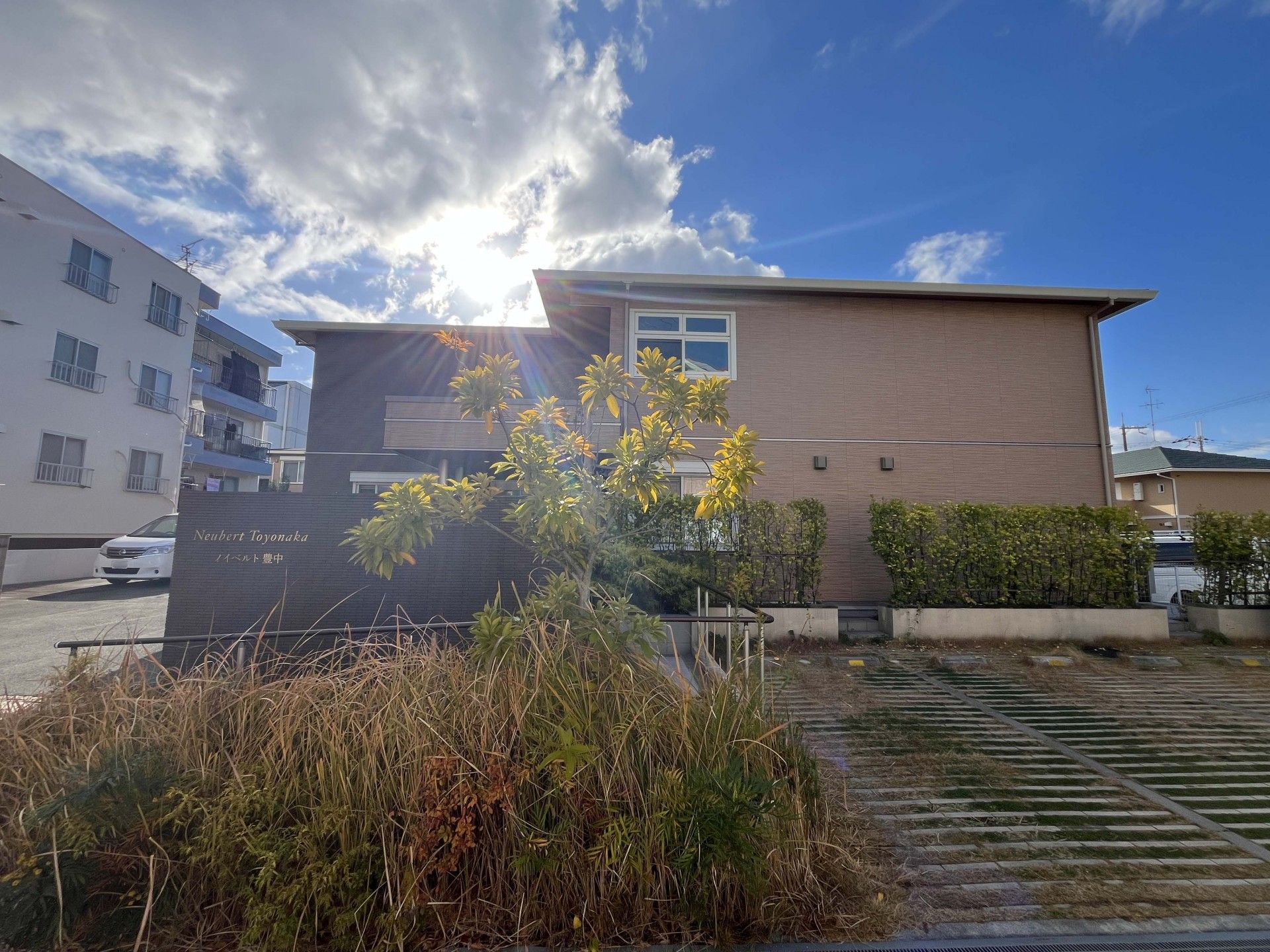 青空の下の建物外観