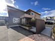 日差しが差し込む建物の外観