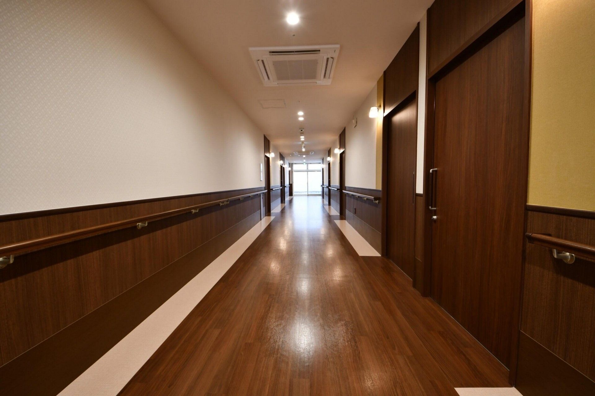 手すり付きの長い廊下