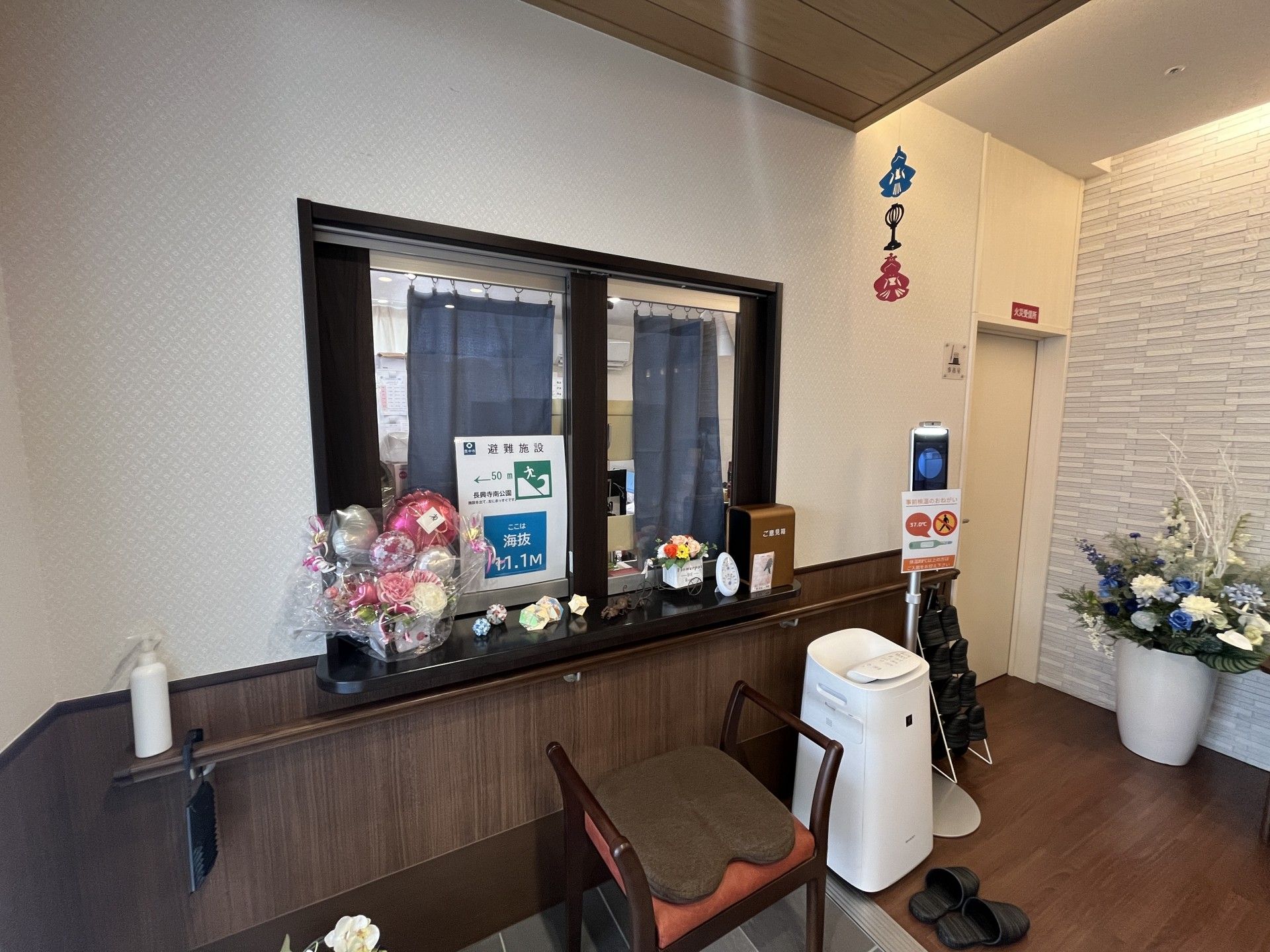 受付カウンターと飾り