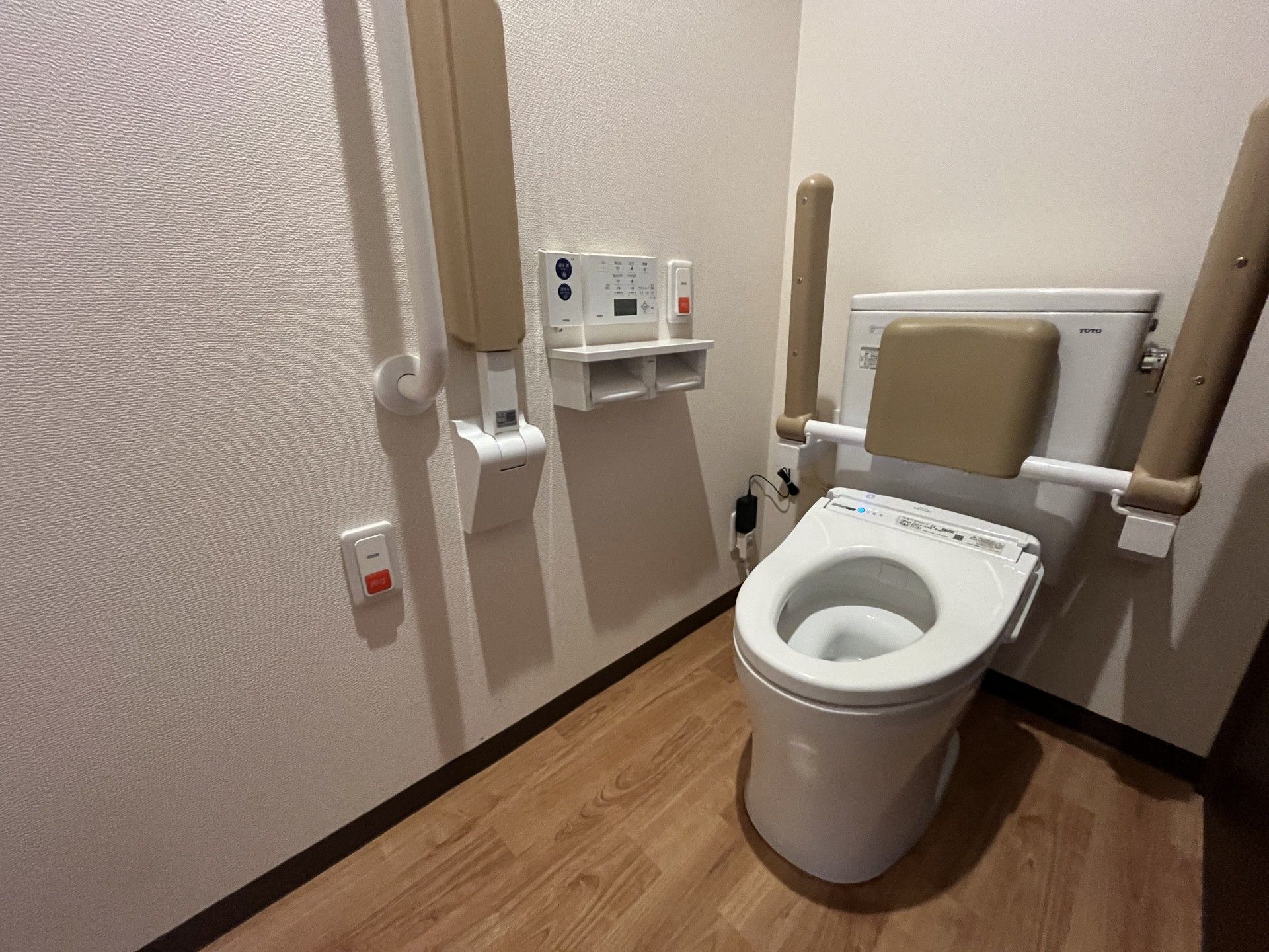 手すり付きのトイレ