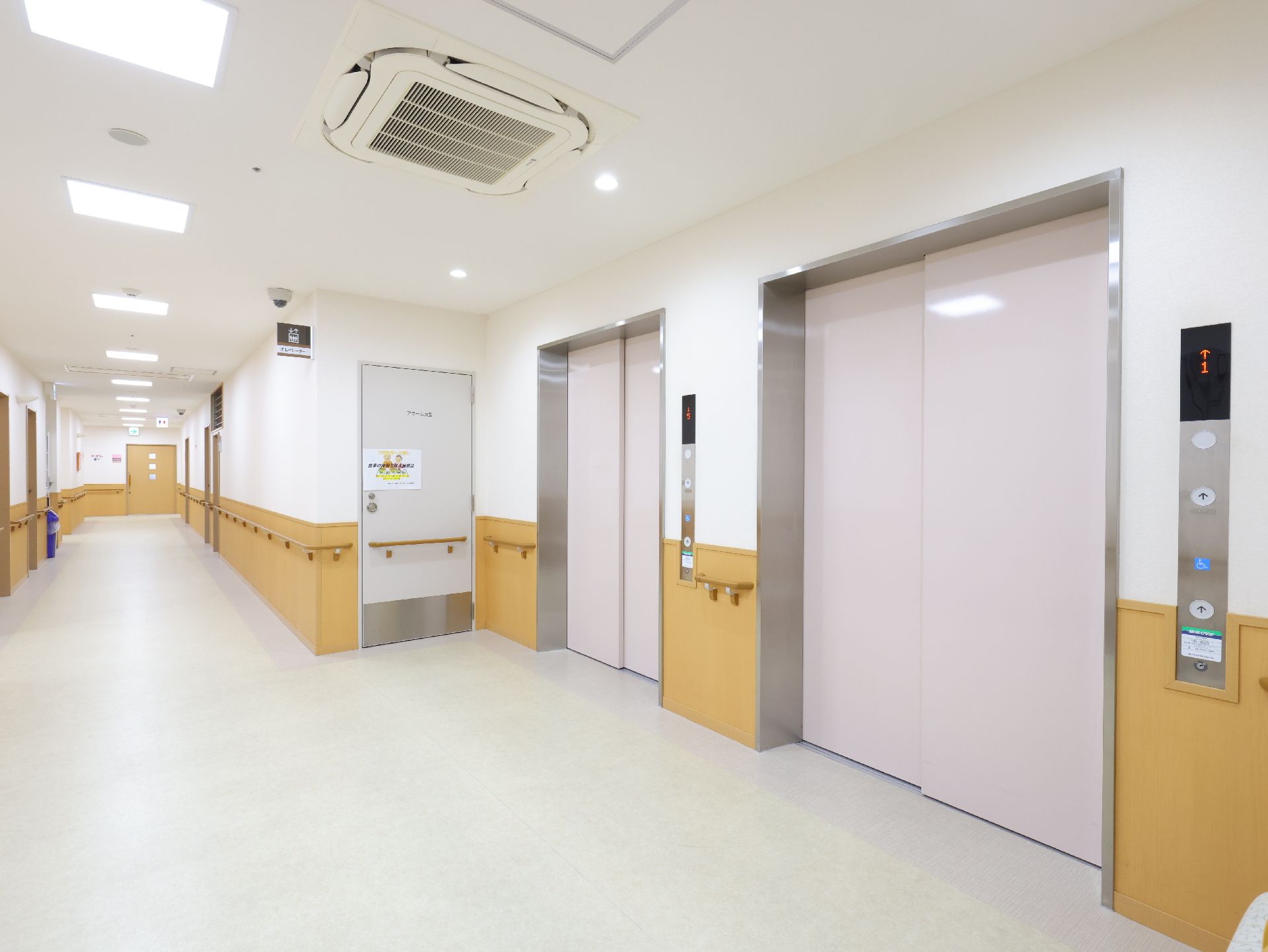 手すりがついていてエレベーターに入りやすい廊下