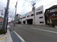 白い建物の都市型介護施設外観
