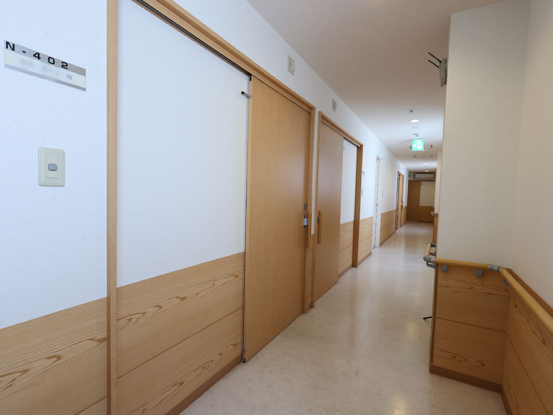 手すりが行き渡り、段差が解消されている館内の廊下