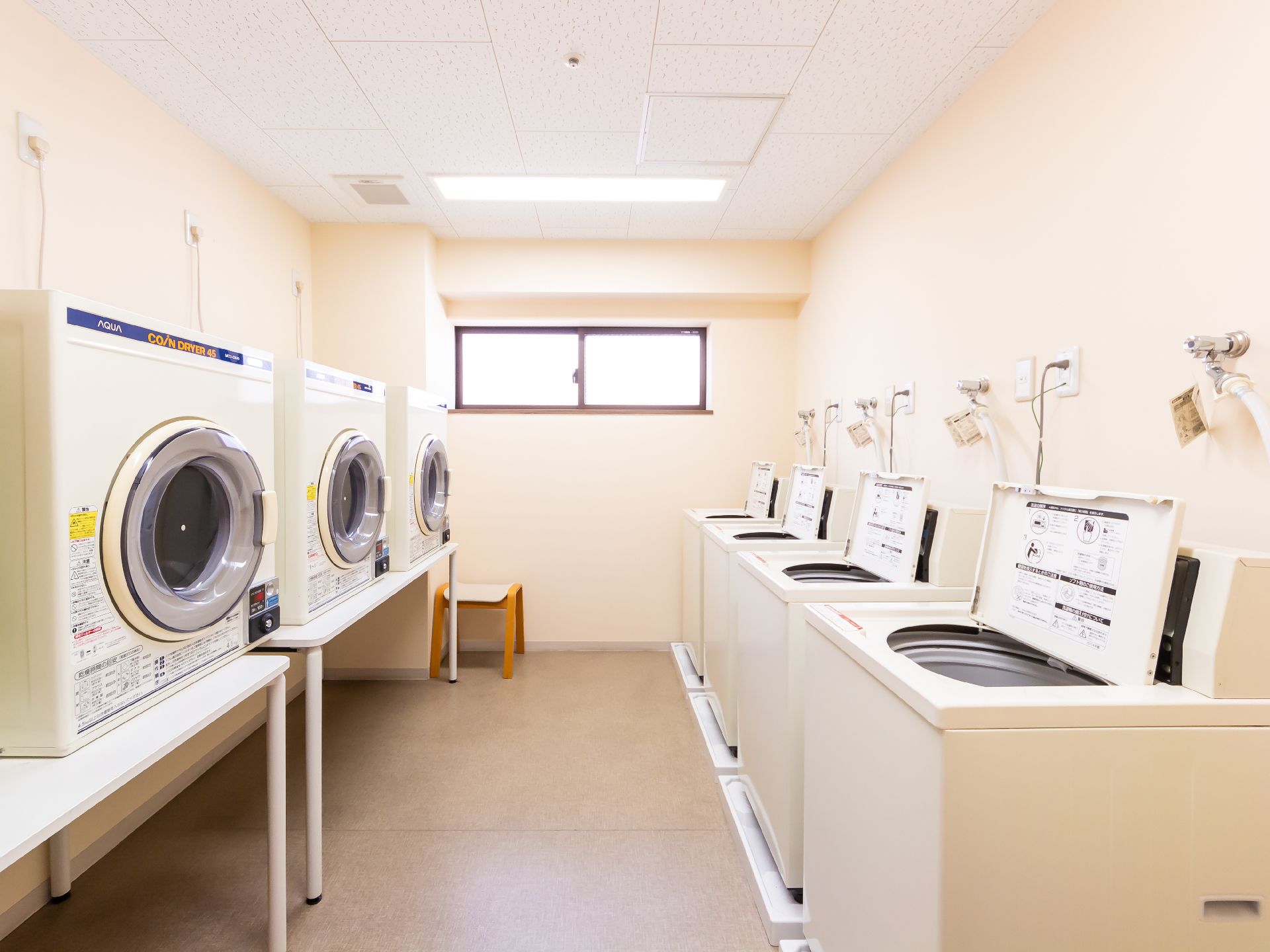 入居者が利用できる洗濯機、乾燥機が置かれているランドリー