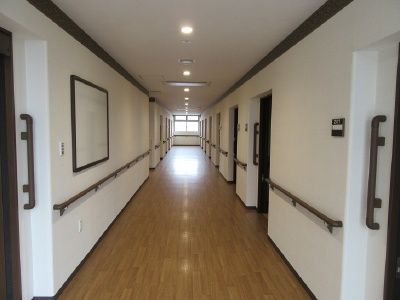 明るい廊下の風景