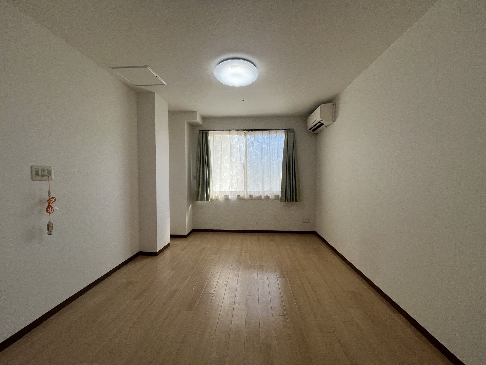 窓際の明るい部屋