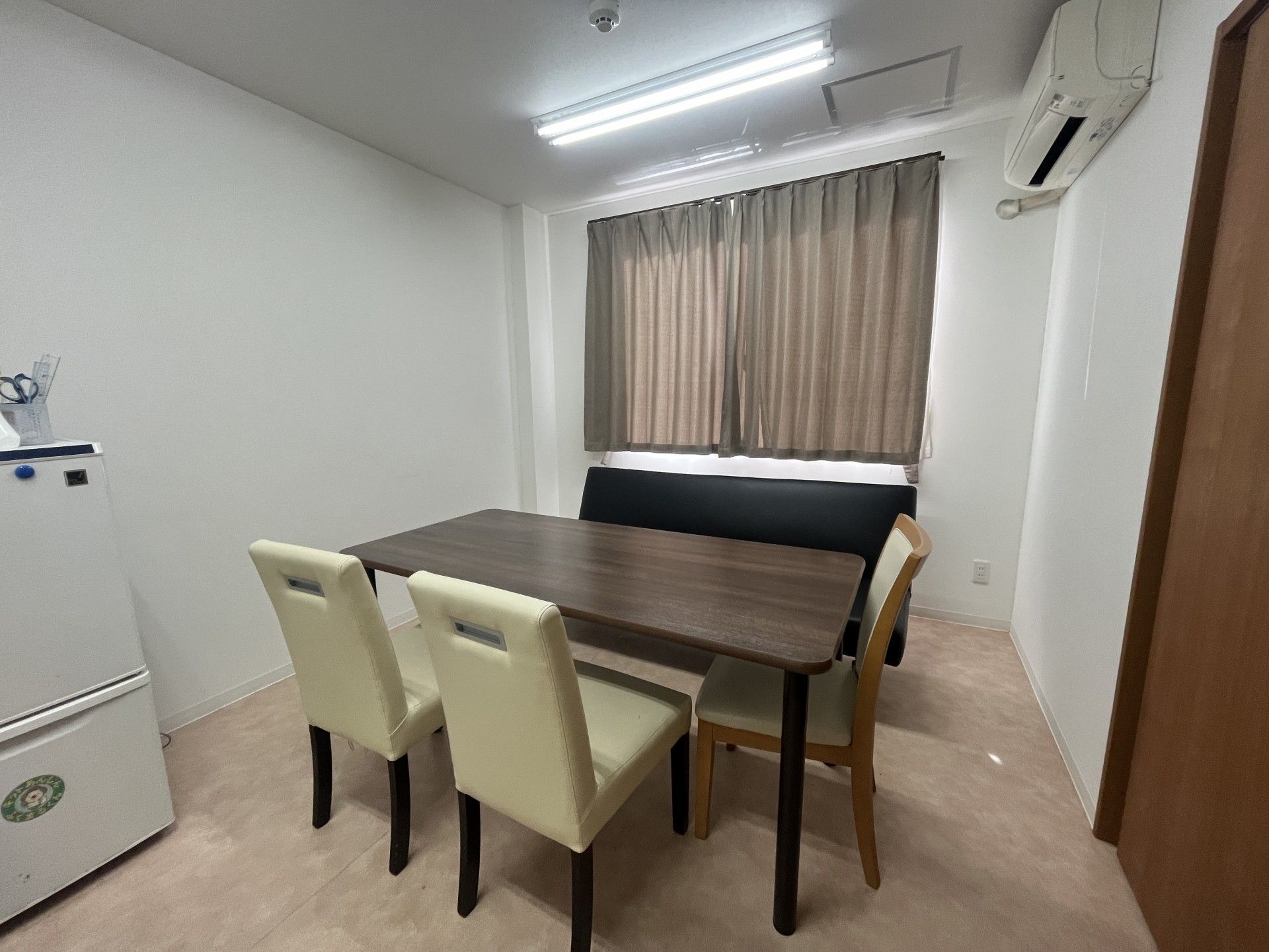 落ち着いた雰囲気の部屋