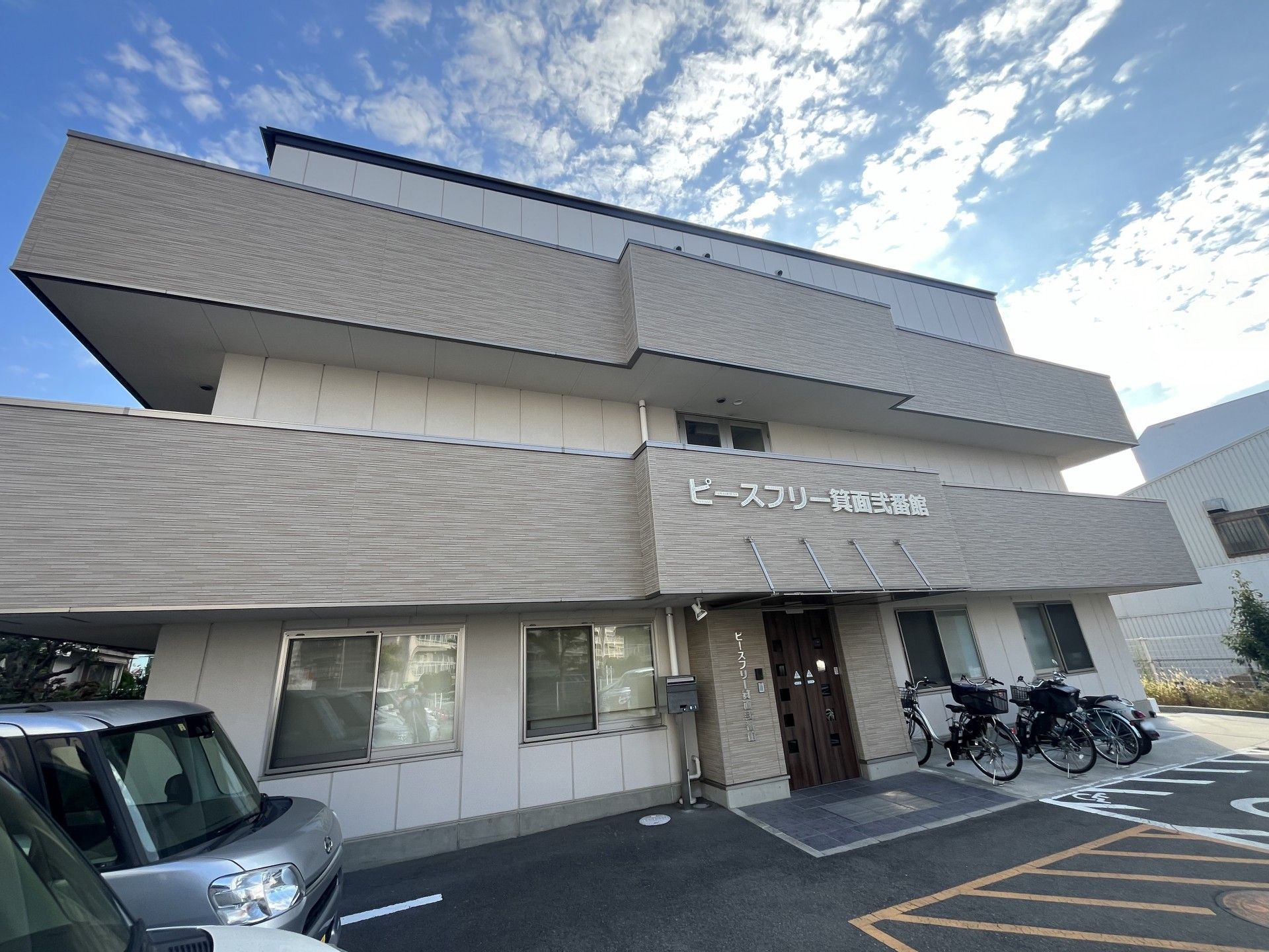 車いすに乗った男性とその人に話しかけている女性。家族で話している様子を写した写真