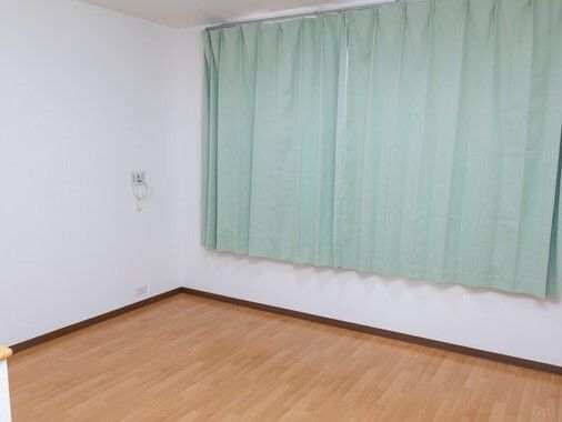 施設内の居室の様子。何も置かれていない入居前の個室の様子を写したもの
