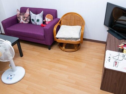 テレビや色鮮やかなソファ、クッション類が置いてある施設内の居室