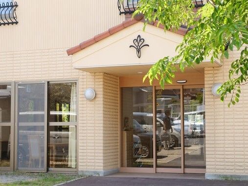 やわらかい色合いの建物の外観。サービス付き住宅Liberteの外観写真