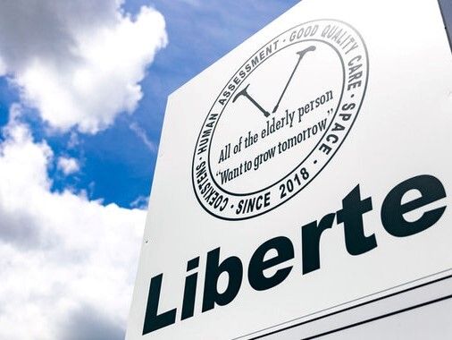 Liberteの看板を写したもの。英語で書かれたスタイリッシュな看板