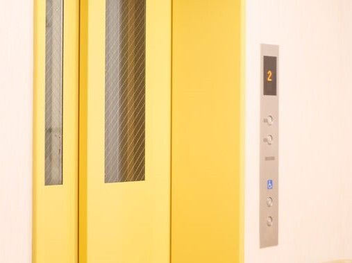 施設内の一人用エレベーターの様子。外側から写したもの