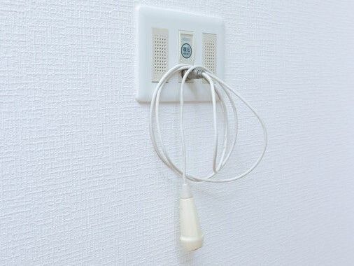 部屋の壁に取り付けられている施設内の緊急コールの様子。近影を写したもの