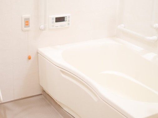 ひとり用の浴槽がある施設内の浴室の様子。緊急コールがついた壁