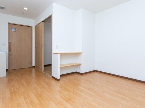 何も置かれていない入居前の部屋の様子。施設内の居室を写した写真