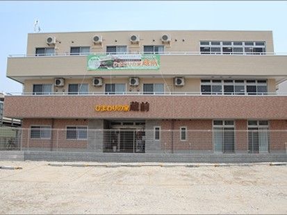 鉄骨造の建物の外観写真。ひまわりの家蔵前の外観を写したもの