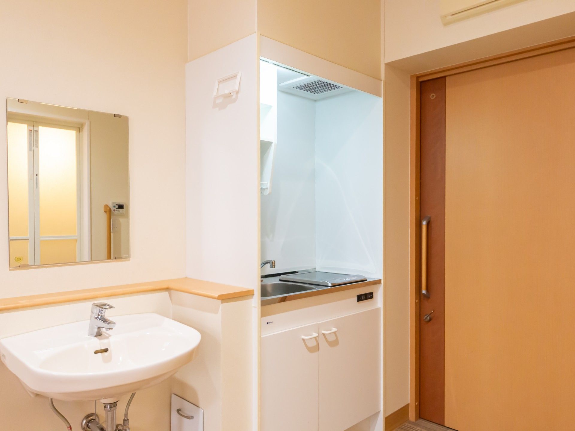 洗面台と小型キッチン