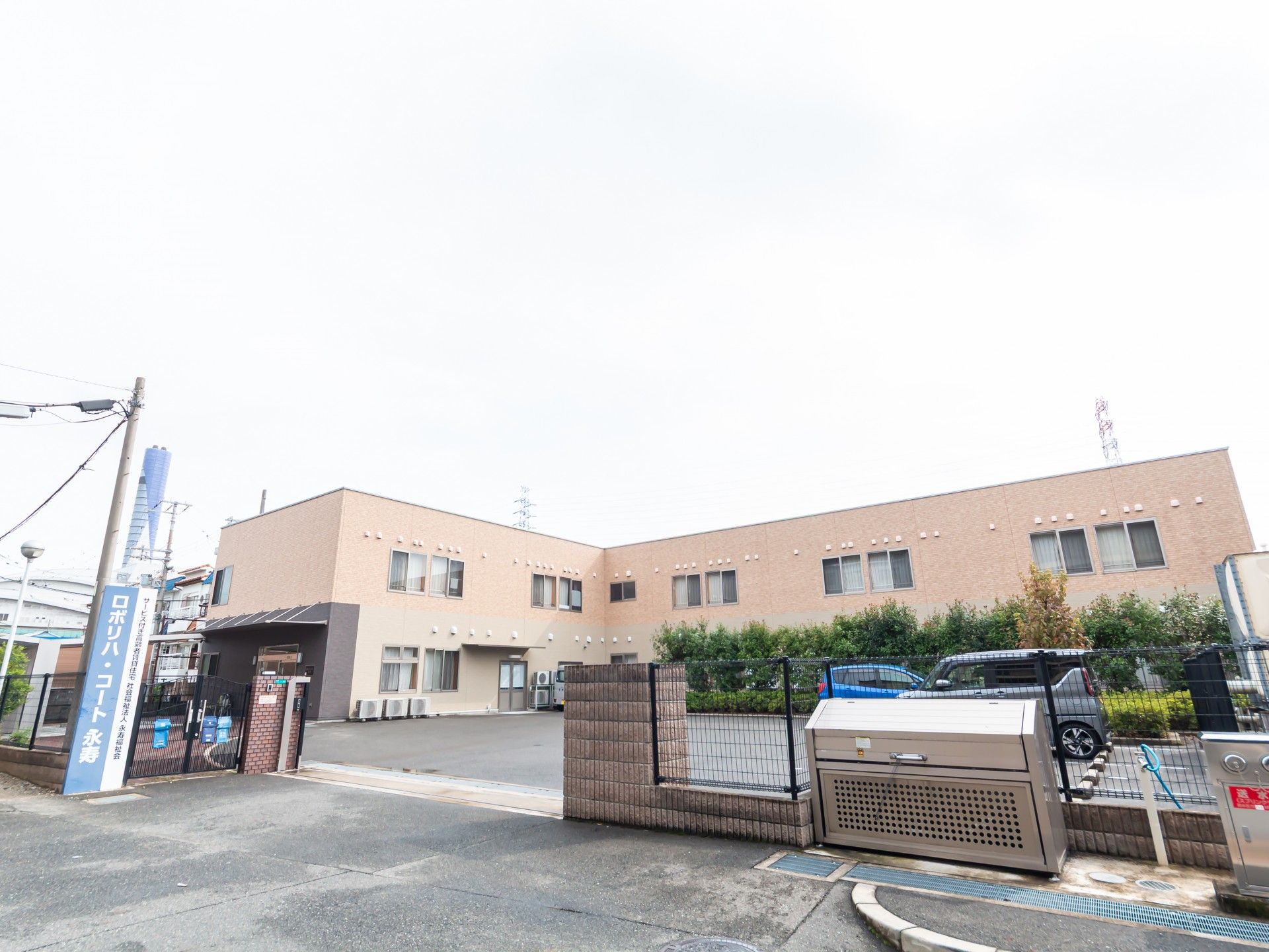 広い駐車場のある建物