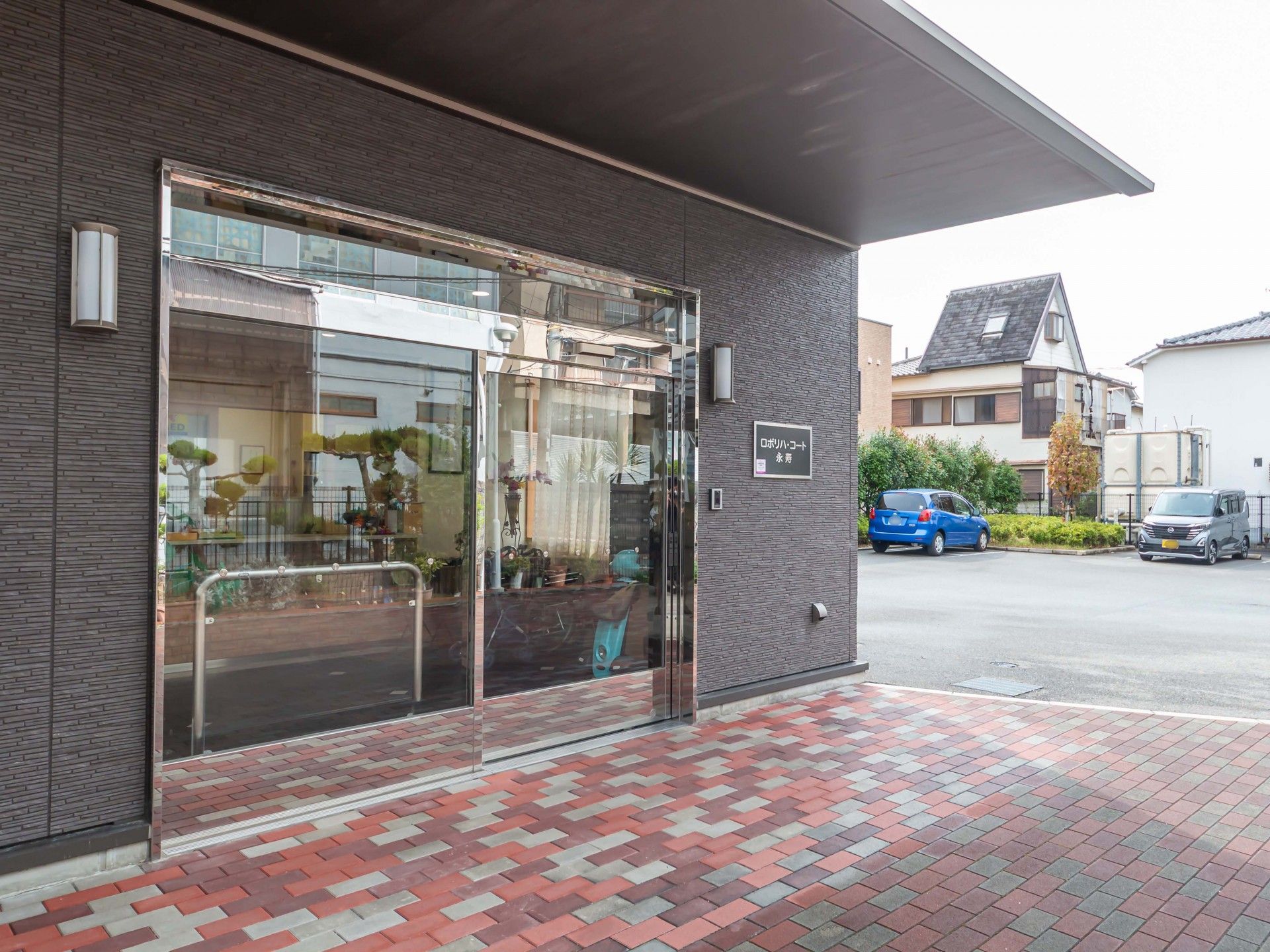 ガラス扉のエントランス