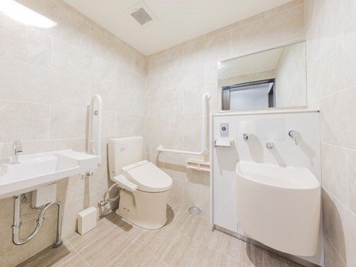 トイレと洗面台がある水回り設備の様子。施設居室についている設備