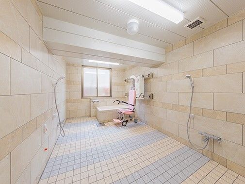 介助用の器具が置かれている施設内の浴室。広めの介護浴室の様子