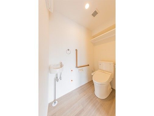 手すりがついた安全な介護仕様のトイレの様子。居室についているトイレの写真