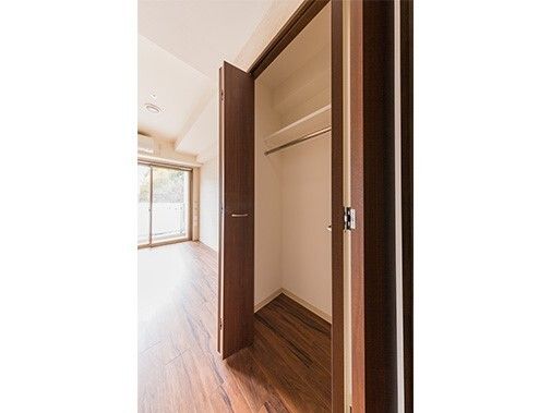 クローゼット形式のとびら付きの収納の様子。居室内の設備