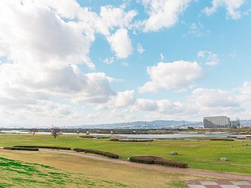 施設のすぐ近くにある枚方公園の様子。土手のような開放的な場所