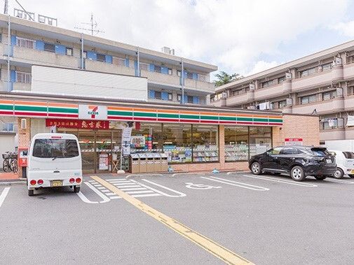 施設のすぐそばにあるセブンイレブンの様子。駐車場がある広めの敷地内