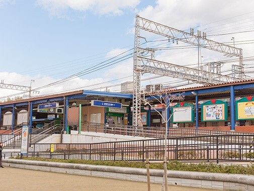 最寄り駅を写した写真。アンブラッセ枚方公園の外観を写したもの