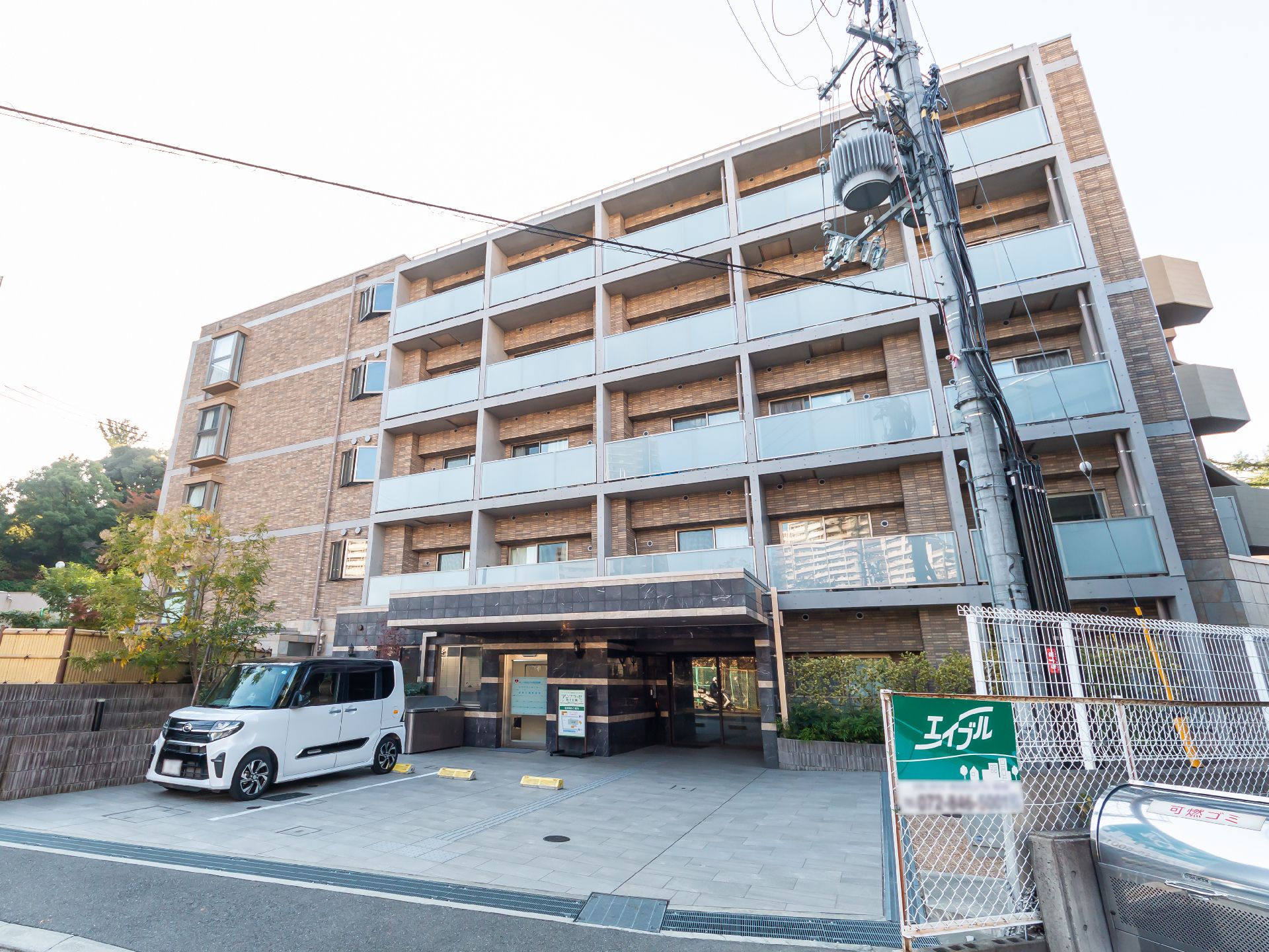駐車場のある、マンションのような形をした介護施設の外観