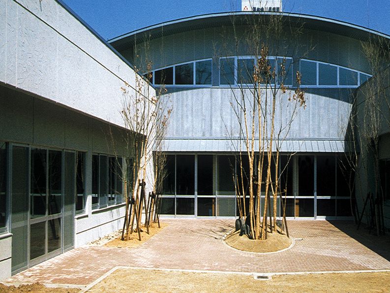 円形の建物の中庭