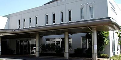 ゆったりとした入口の建物