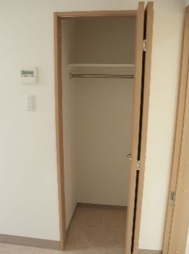 いきいき倶楽部館 夕陽ヶ丘のクローゼット。居室内に設けられた収納スペースとなっております。
