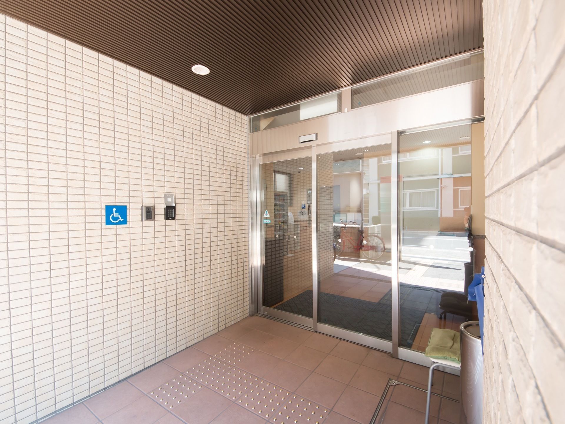 施設の出入口は間口の大きな自動ドアになっているため、車椅子をご利用の方も速やかに通過することが可能である。