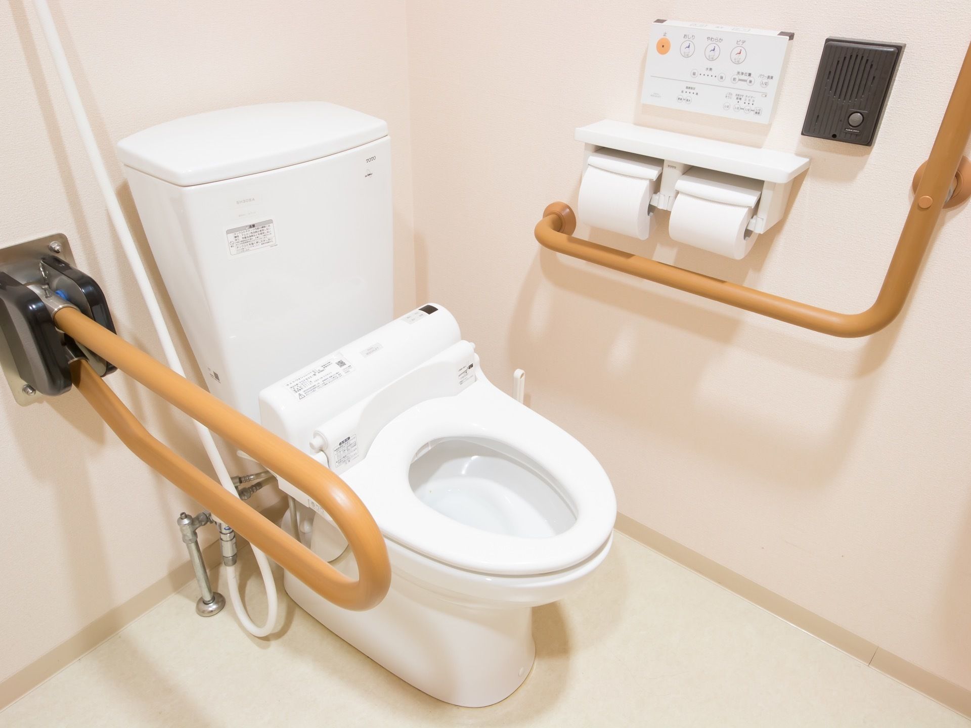 明るいトイレの壁にはインターホンが設置されており、受付に常駐するスタッフと連絡を取り合うことが可能である。