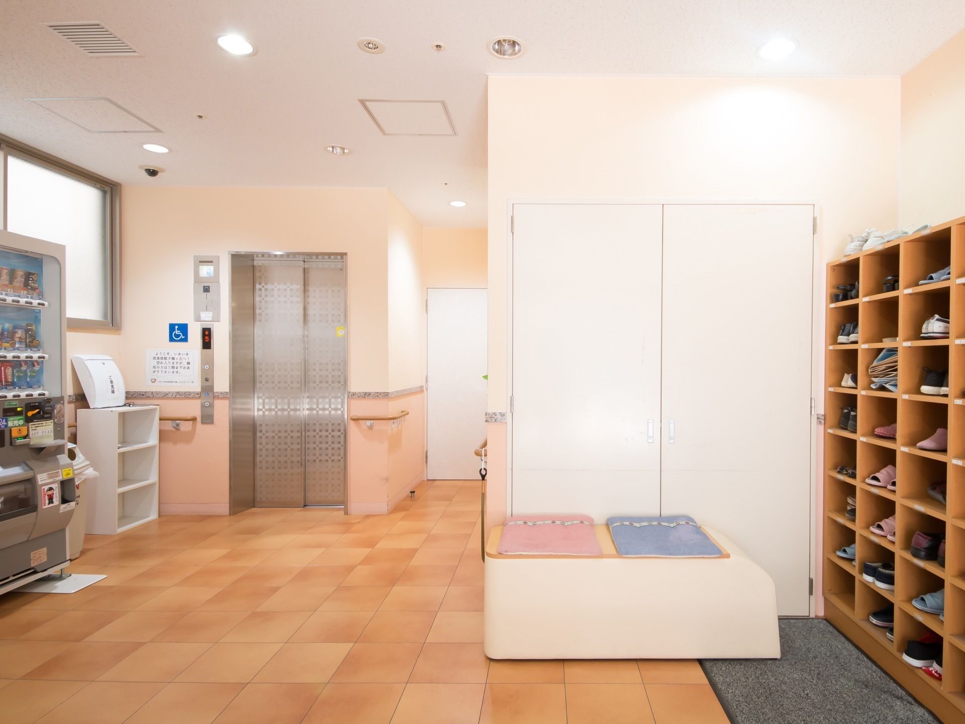 木製の靴箱には入居者様の氏名を記入したシールが貼られており、ご自身の場所を速やかに見つけることができる。
