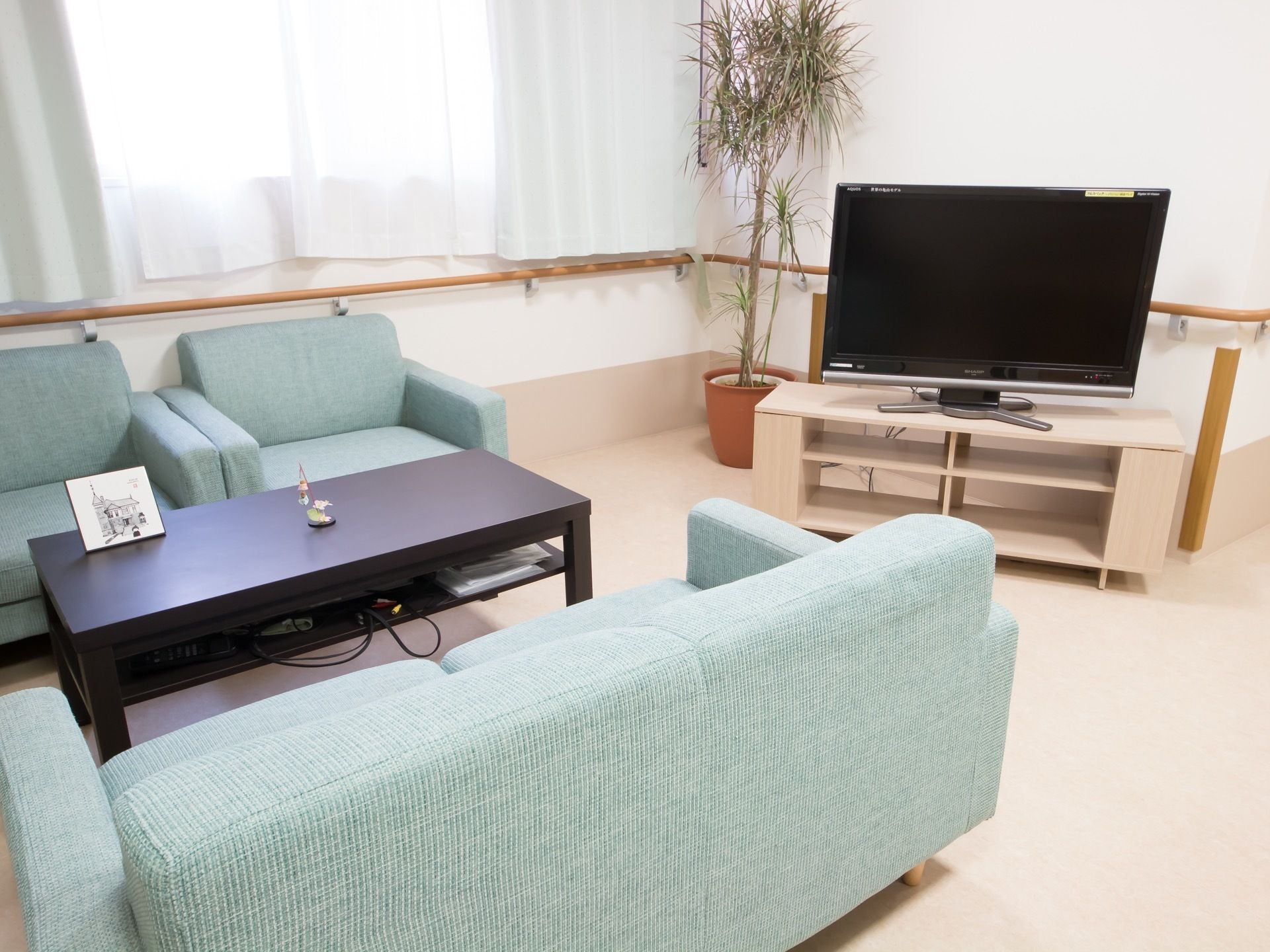 休憩スペースにはテレビが設置されており、小休止などで使用する際には、リモコンでチャンネルを操作することができる。