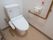 トイレの壁には赤色のスタッフ呼出し用ボタンが設置されている。また、紐を引っ張ることにより知らせることも可能である。