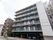 スタイリッシュな外観の建物。住宅街の中に位置しており、周辺にはアパートやマンションが立ち並んでいる。