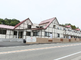 街並みと介護施設の外観
