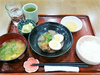梅の形の箸置きに箸が置かれ、煮込み料理をメインとした和風定食風の料理が並んでいる。