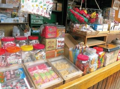 大小の駄菓子がずらりと並んだ駄菓子屋の店内。