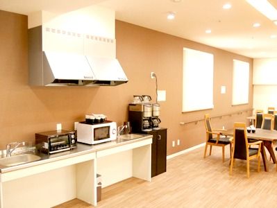 オーブントースターや電子レンジ、本格的なコーヒーマシンが設置されたスペース。